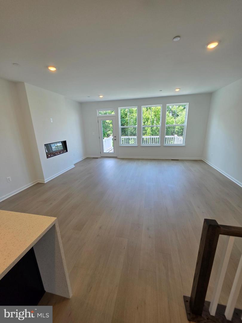 334 Aqua Sq #175 Property Photo 6