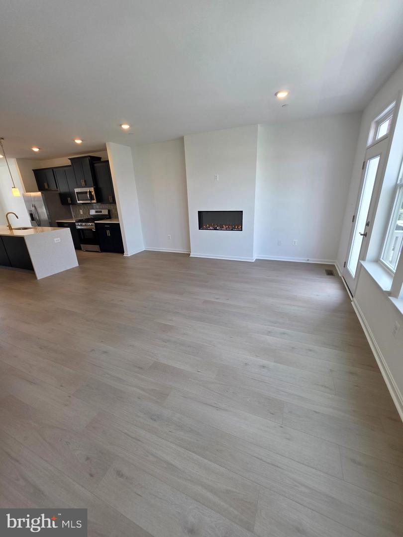 334 Aqua Sq #175 Property Photo 8