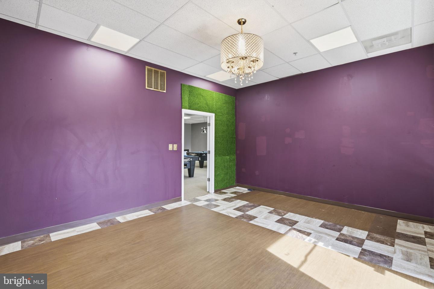 690 S Philadelphia Blvd #100 Property Photo 8