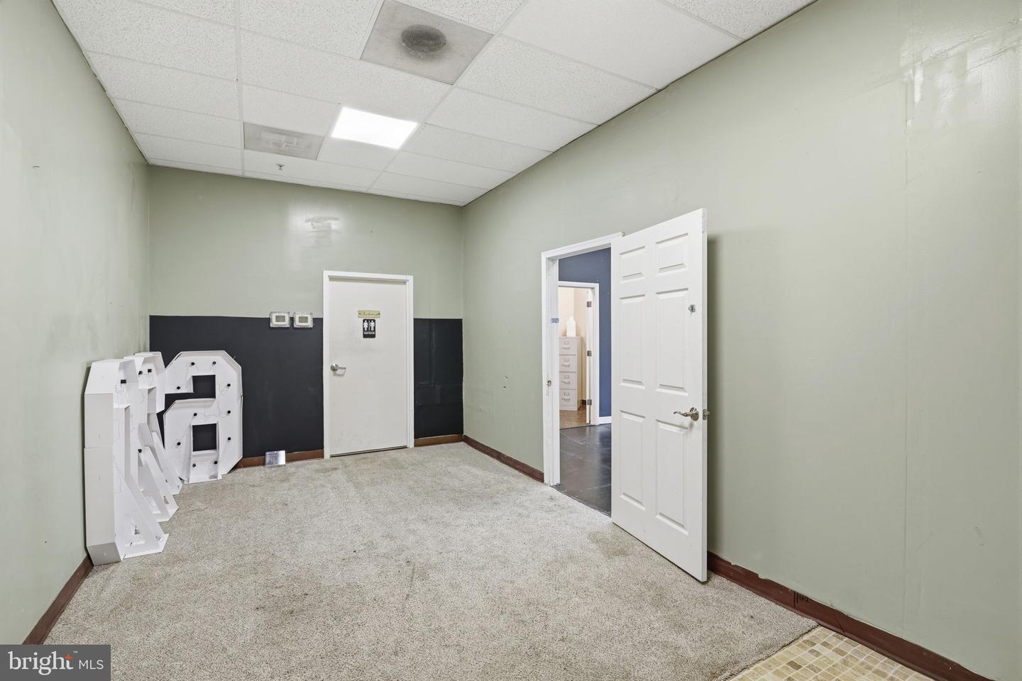 690 S Philadelphia Blvd #100 Property Photo 10