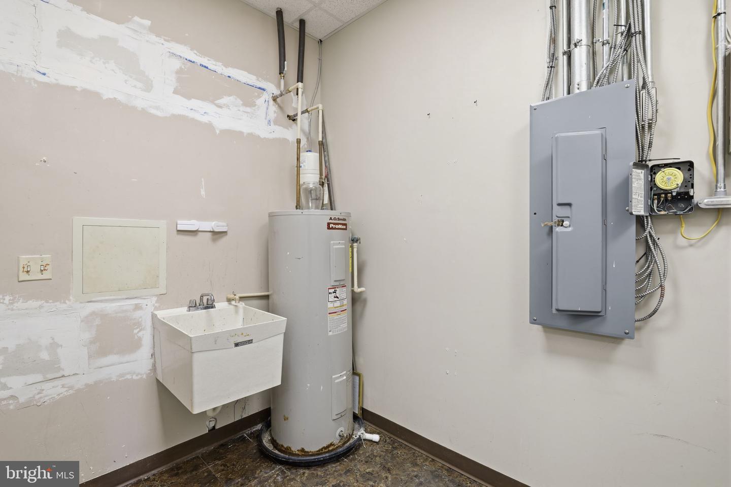690 S Philadelphia Blvd #100 Property Photo 14
