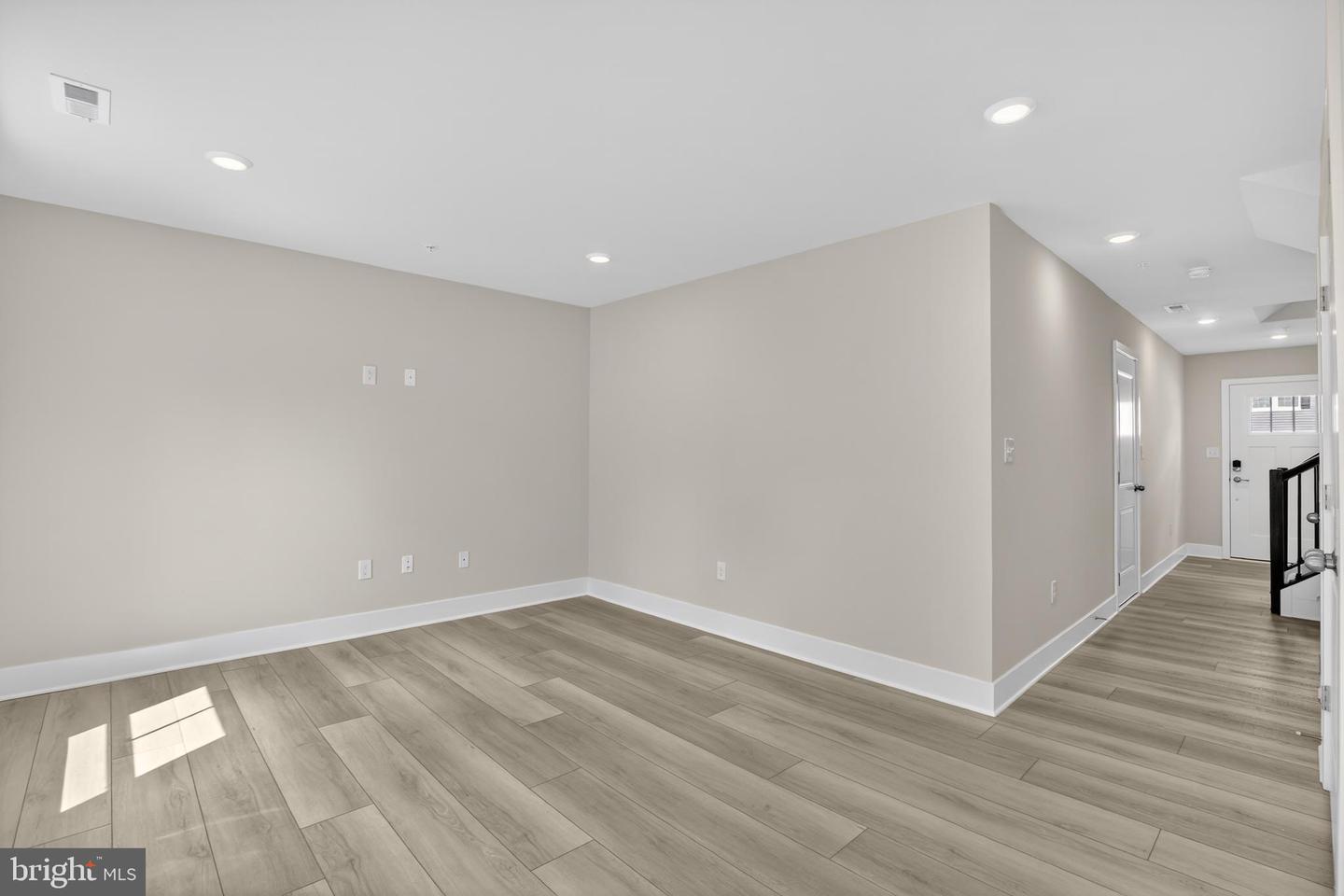 341 Hackley Dr Property Photo 18