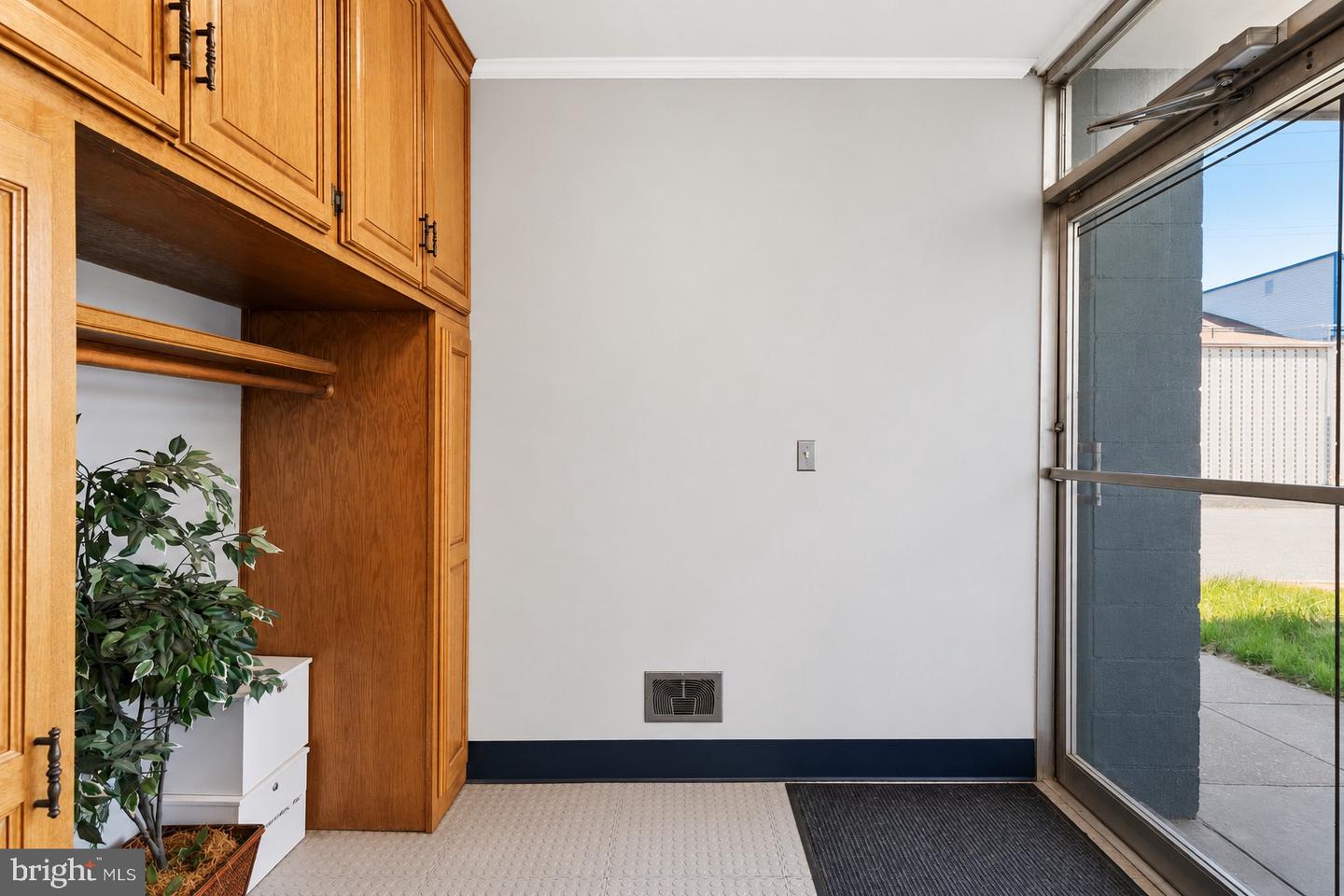504 Lewis St Property Photo 2