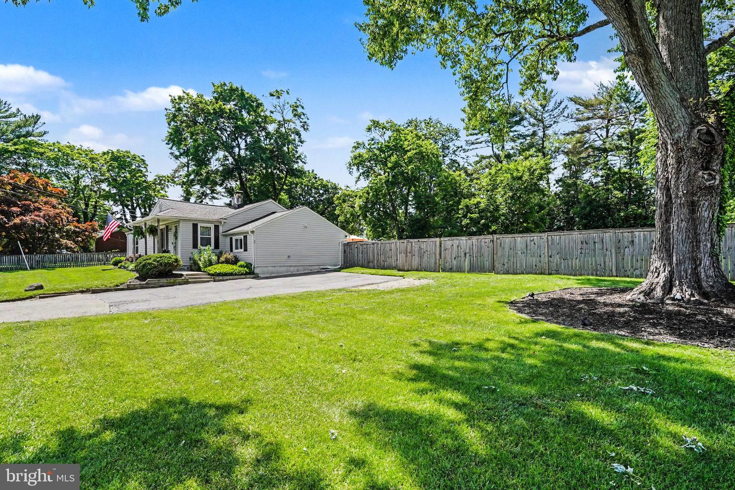6 E Macphail Rd Property Photo 2