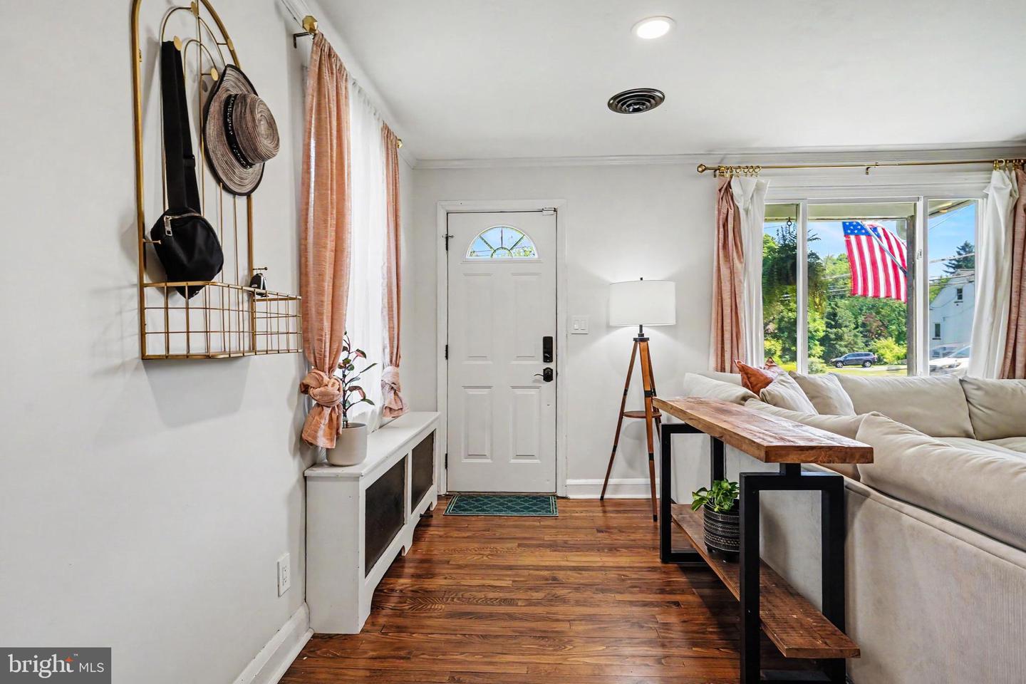 6 E Macphail Rd Property Photo 4