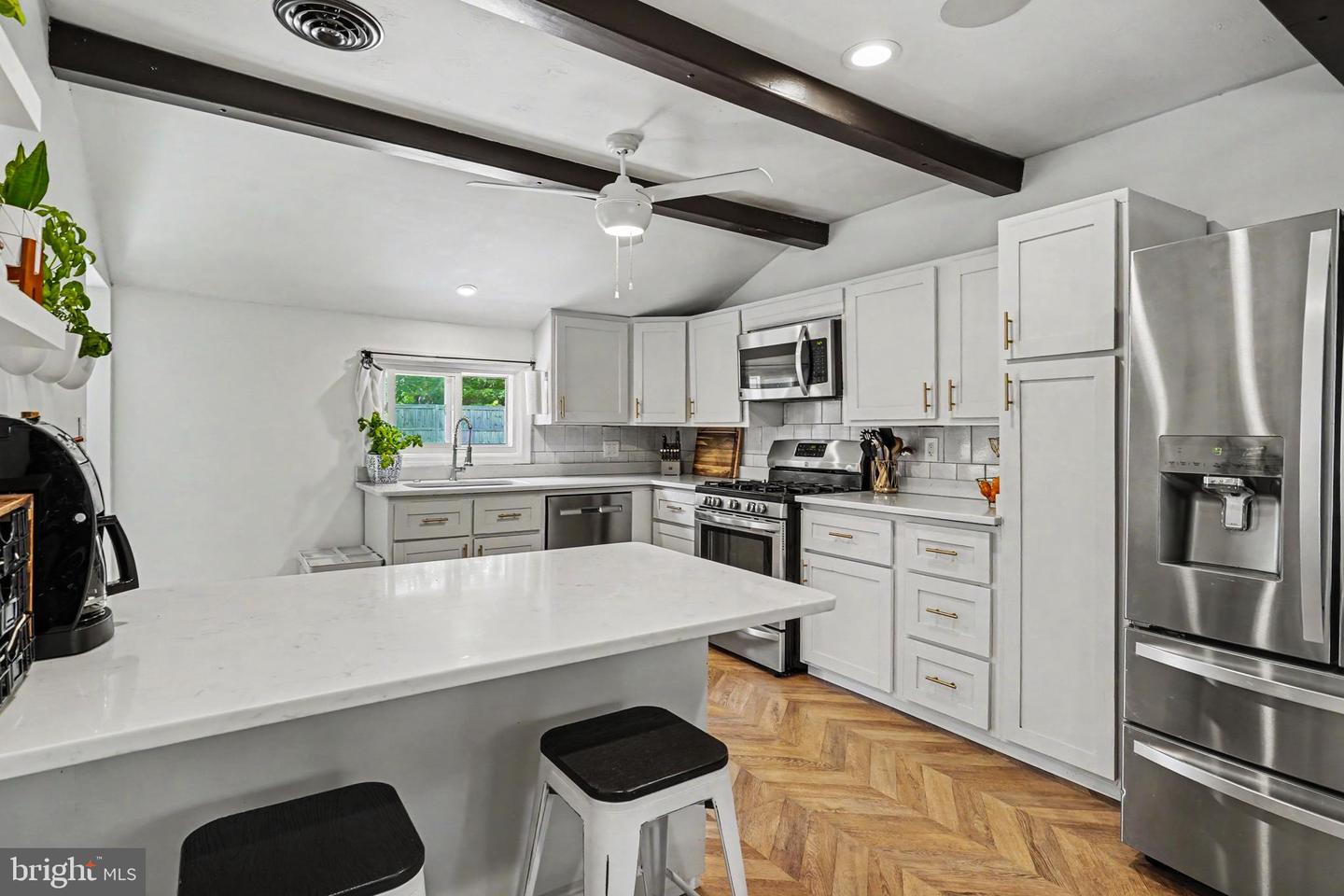 6 E Macphail Rd Property Photo 10