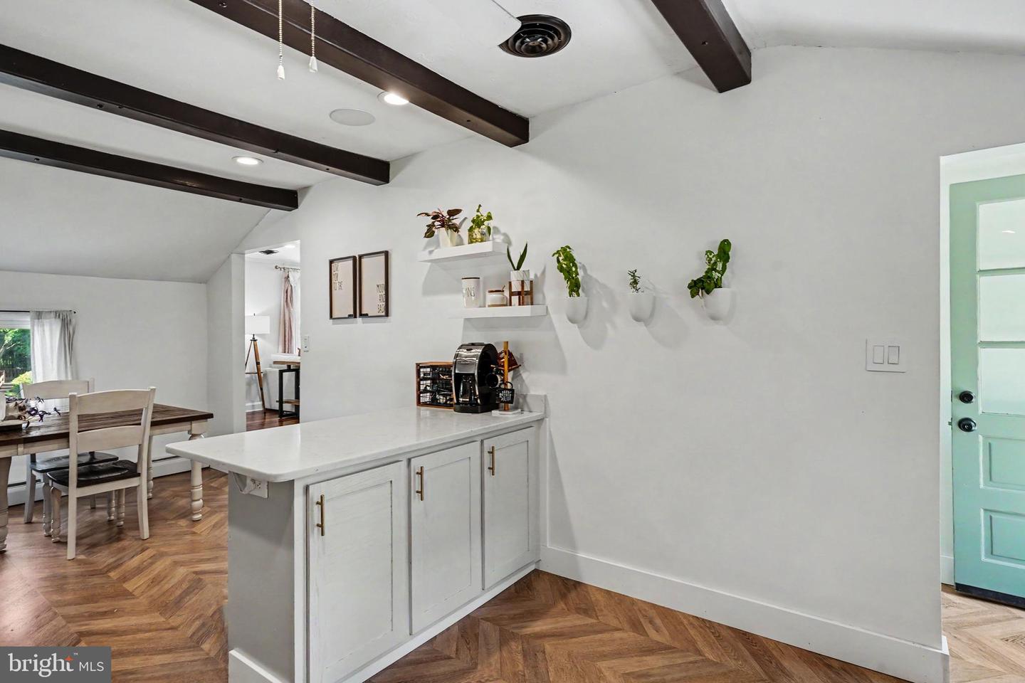 6 E Macphail Rd Property Photo 14