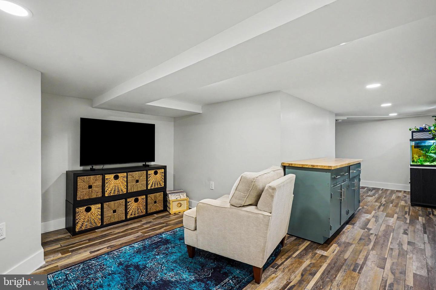 6 E Macphail Rd Property Photo 25