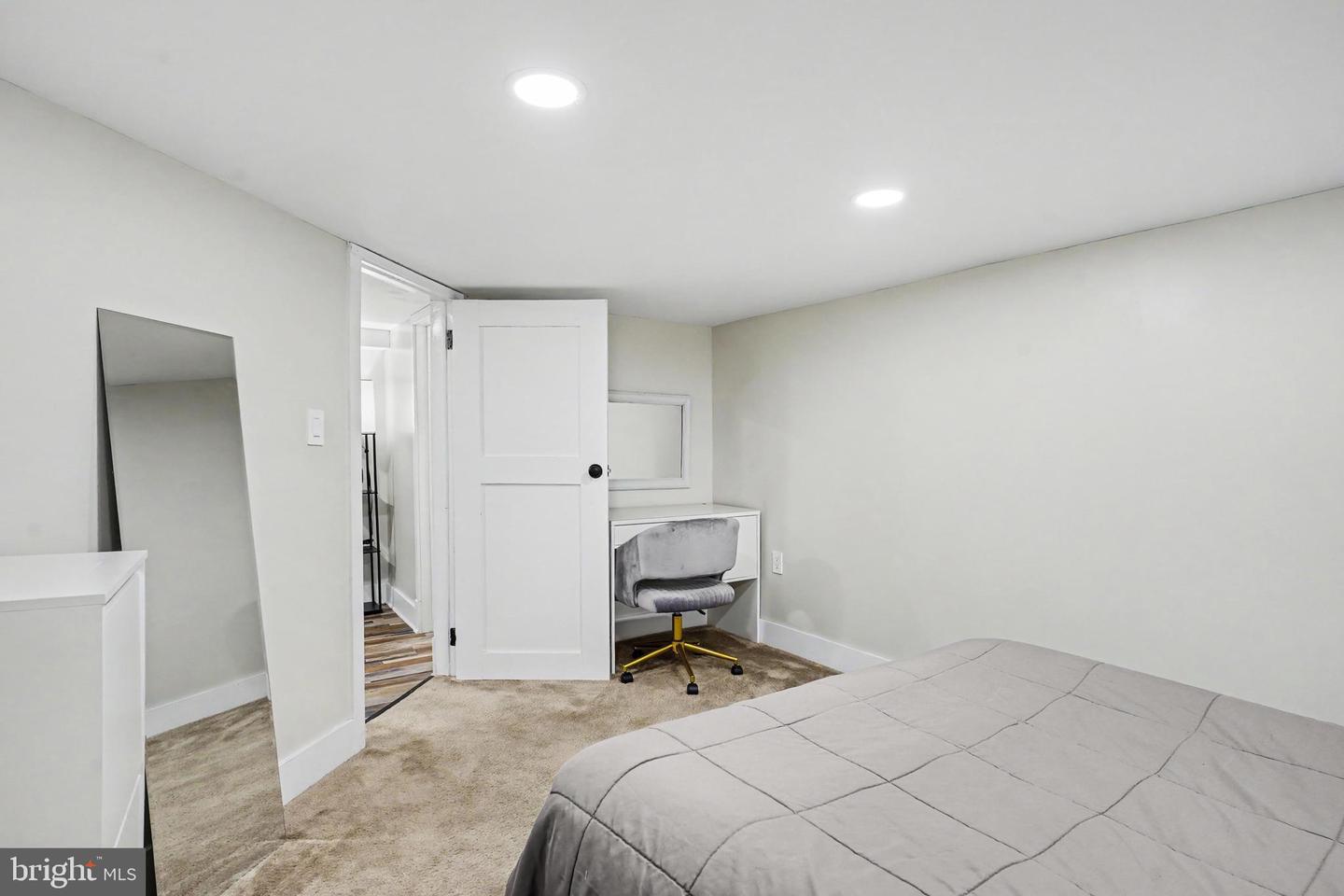 6 E Macphail Rd Property Photo 27
