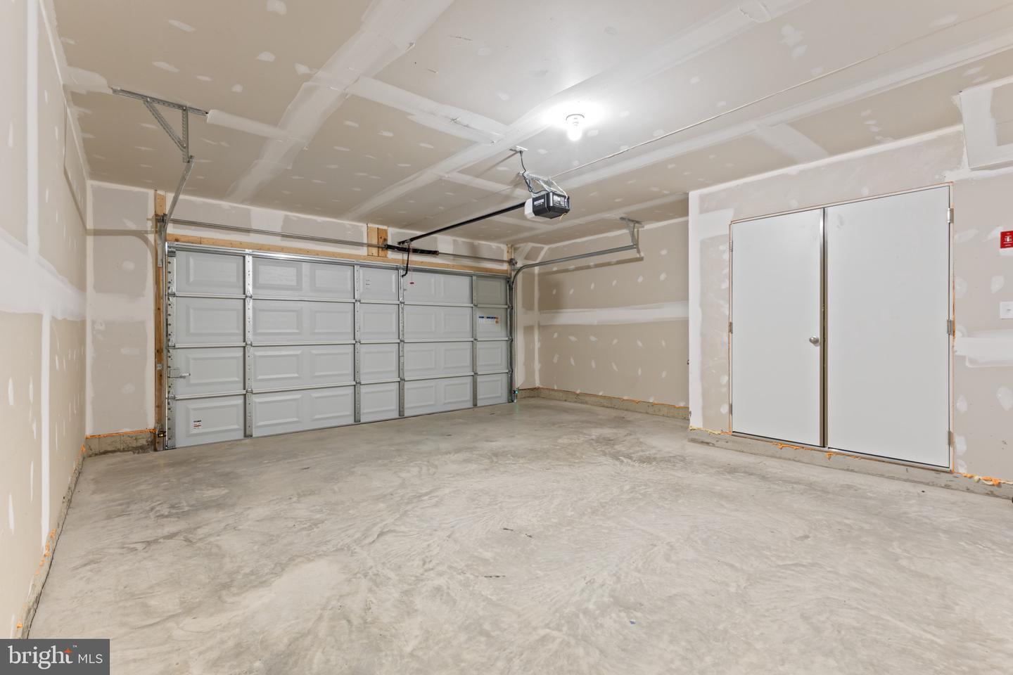 374 Hackley Dr Property Photo 9