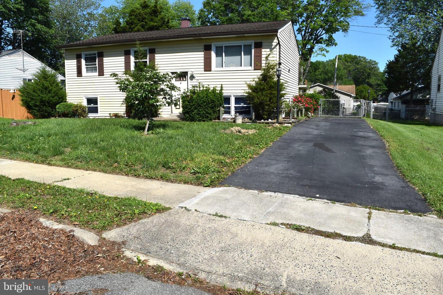 631 Webb St Property Photo 2