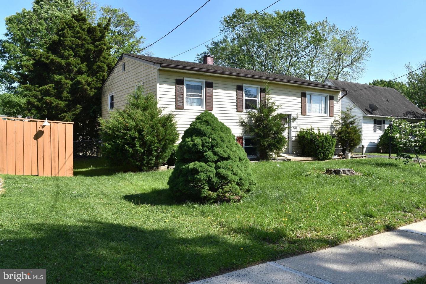 631 Webb St Property Photo 3