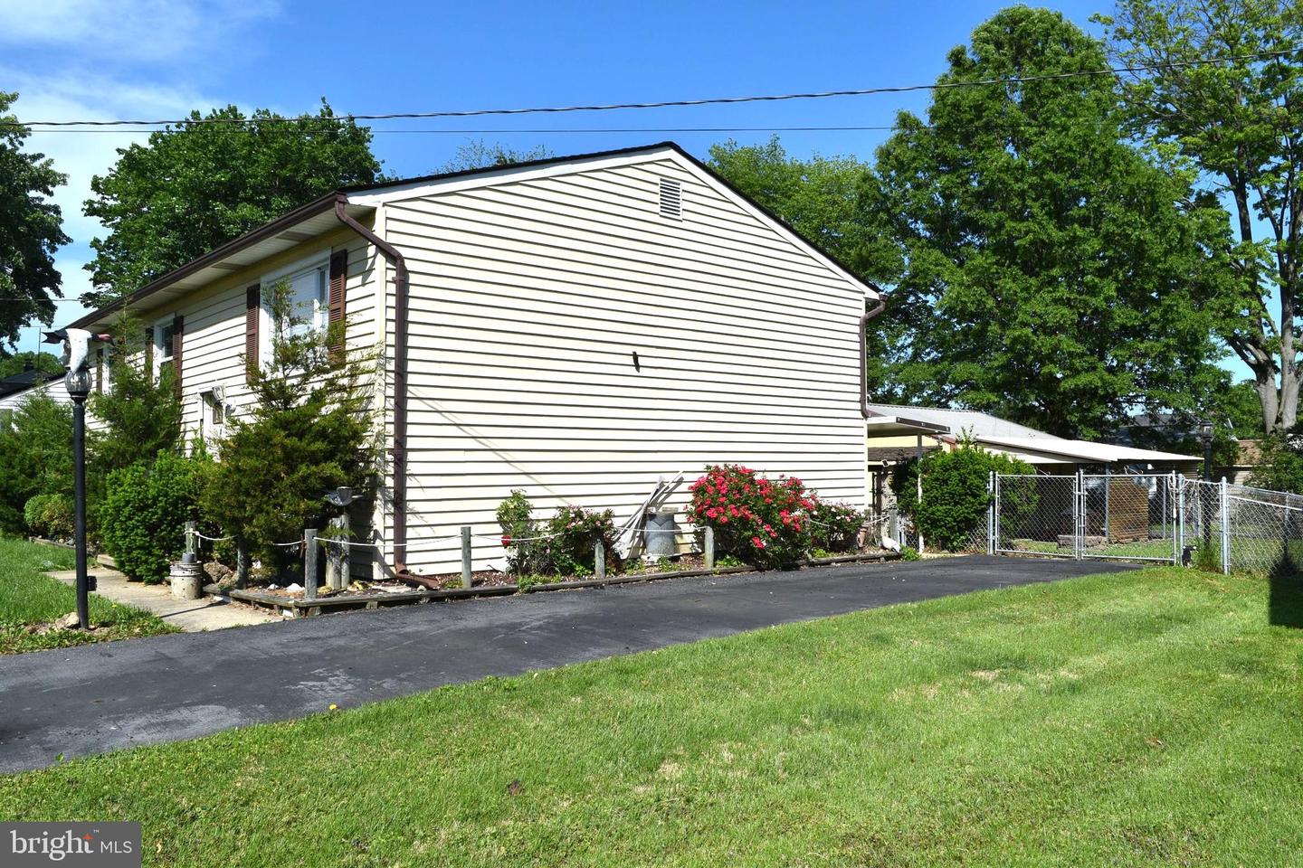 631 Webb St Property Photo 4