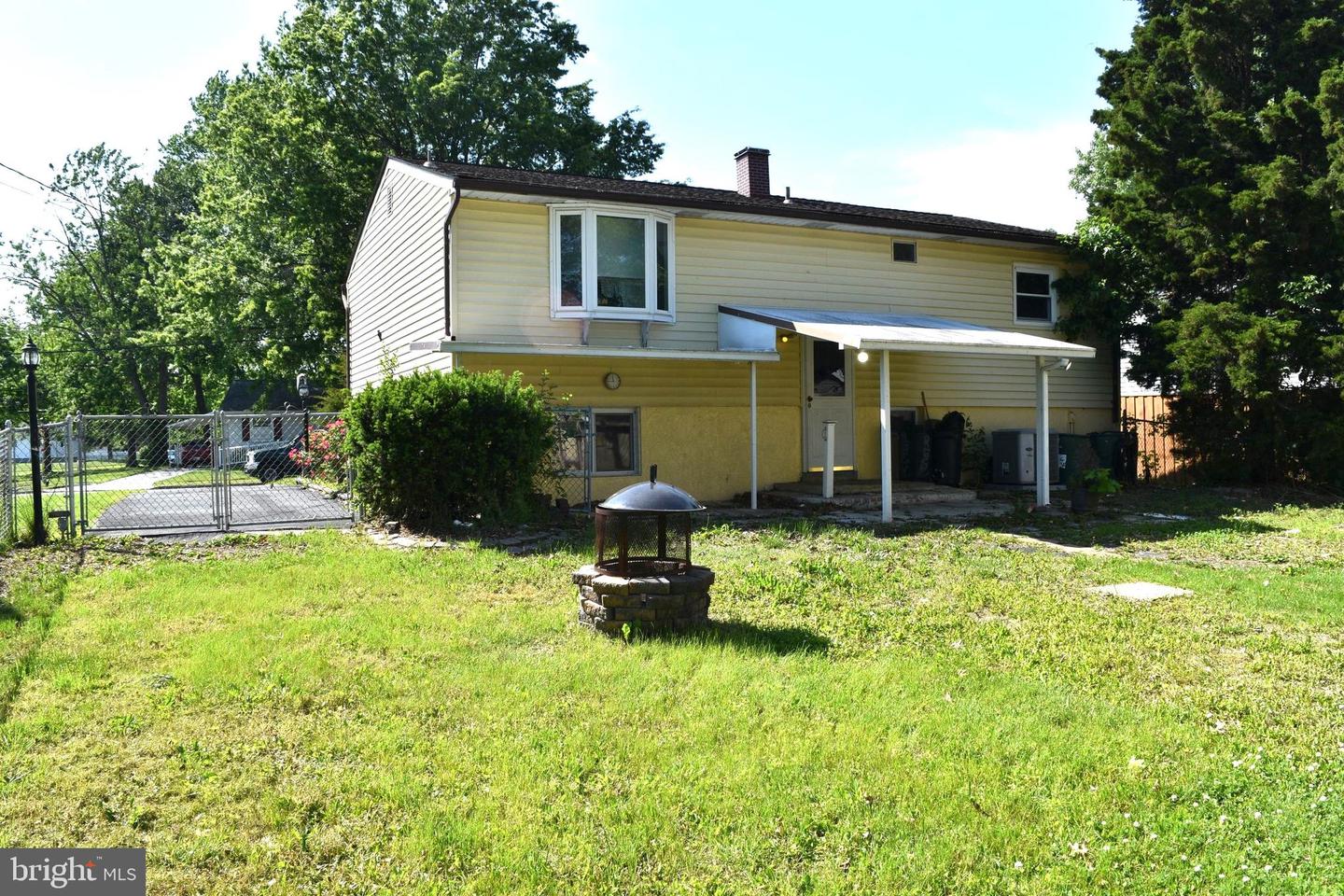 631 Webb St Property Photo 5