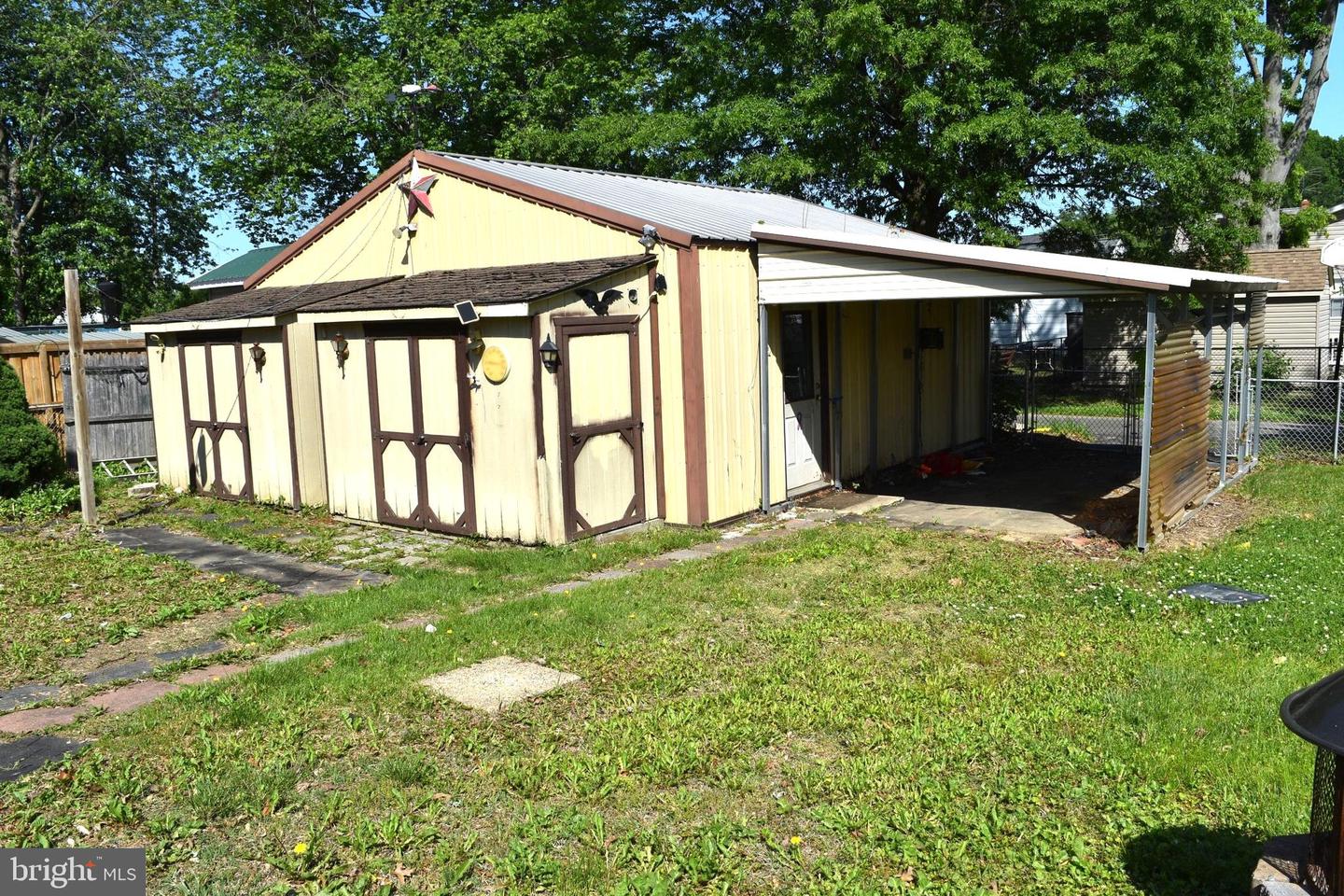 631 Webb St Property Photo 6
