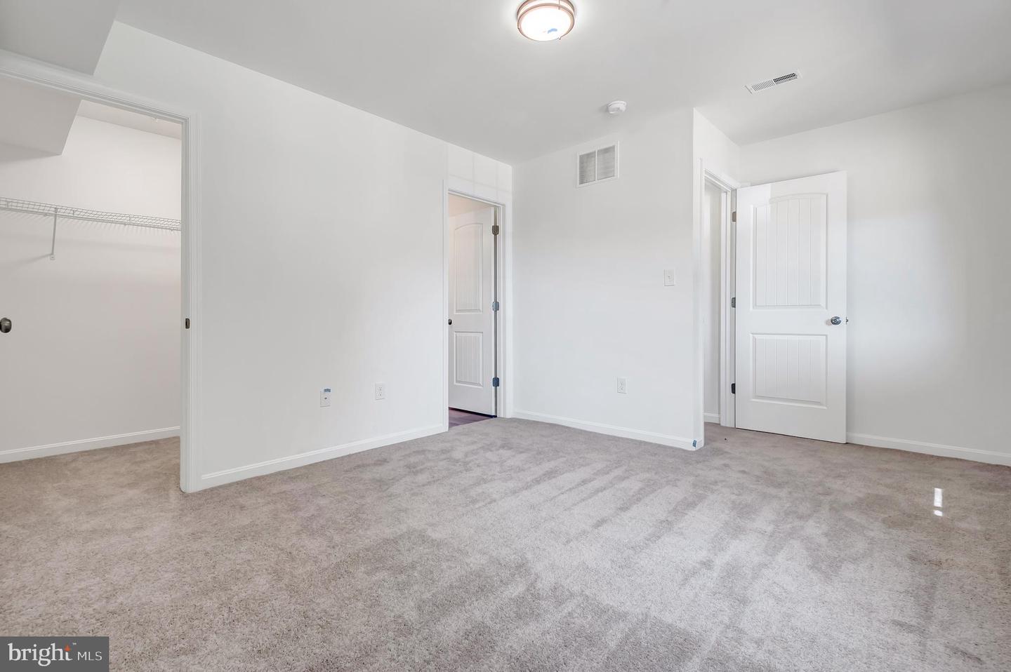712 Bur Oak Ct Property Photo 20