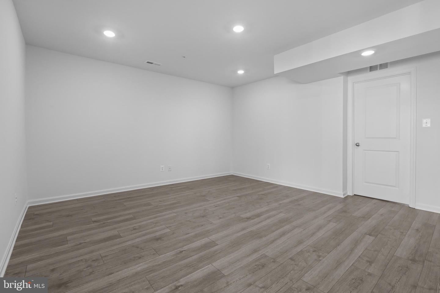 379 Hackley Dr Property Photo 4