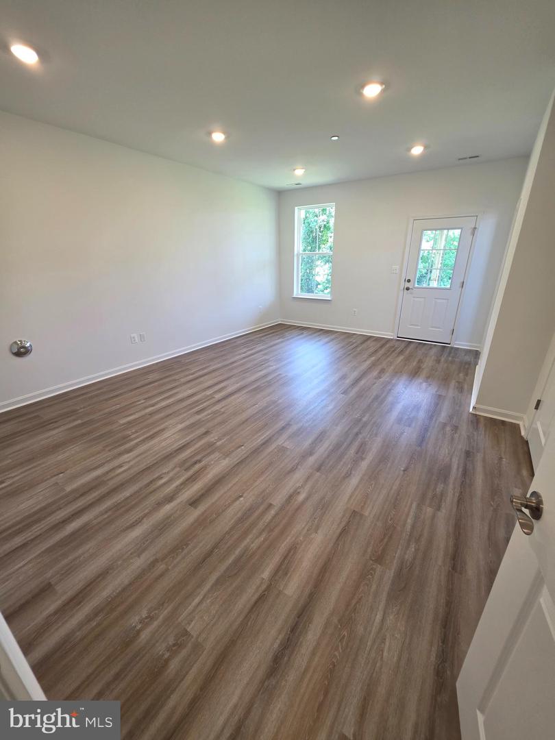 338 Aqua Sq Property Photo 3