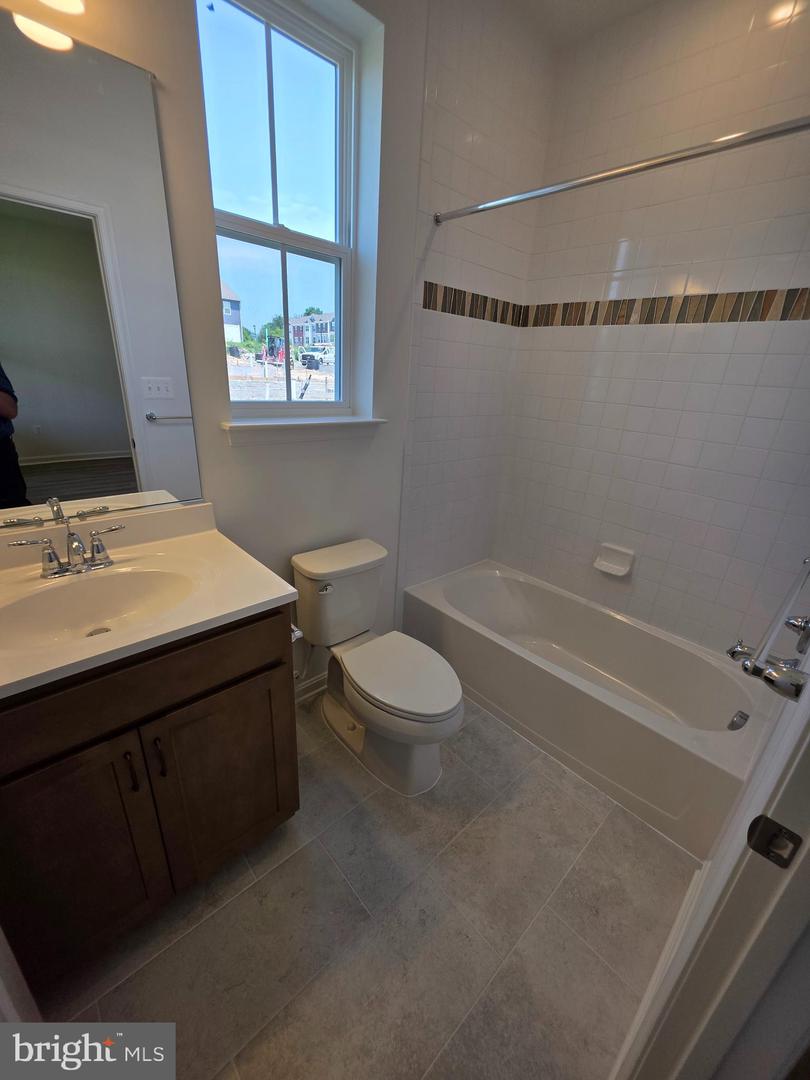 338 Aqua Sq Property Photo 4