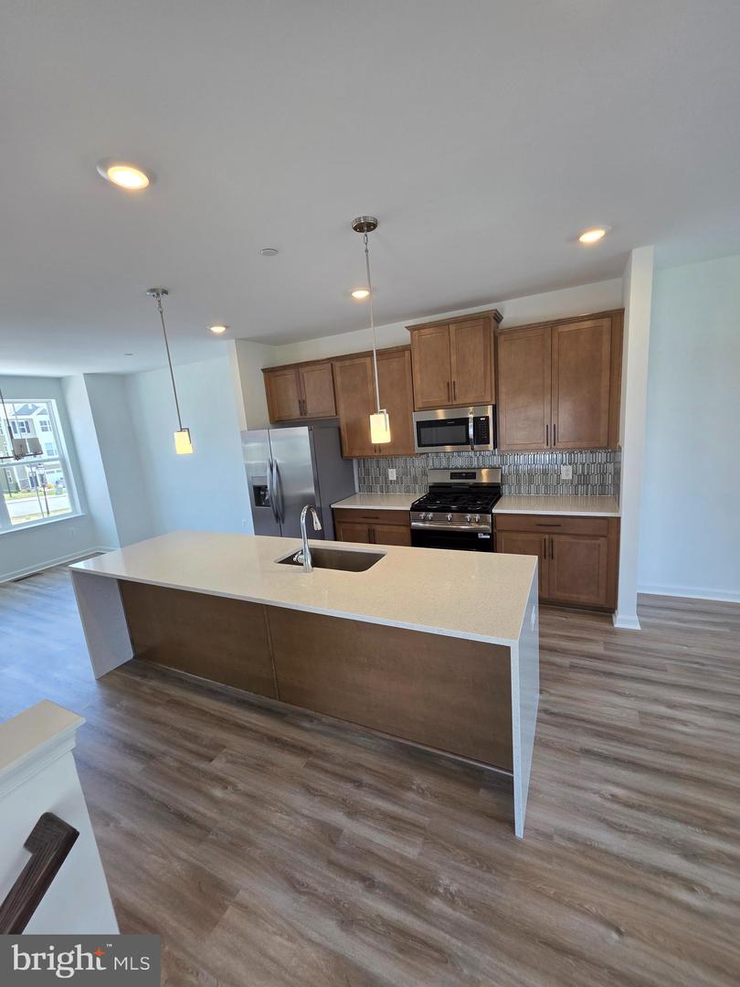338 Aqua Sq Property Photo 6