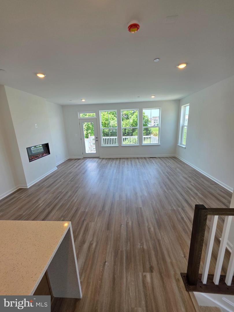 338 Aqua Sq Property Photo 7