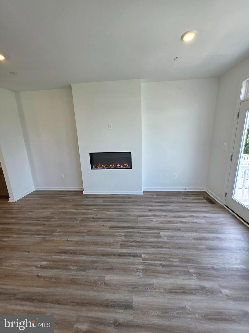338 Aqua Sq Property Photo 8