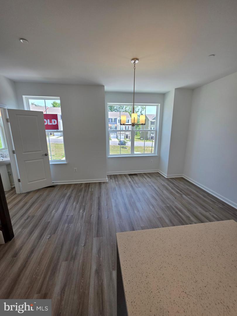 338 Aqua Sq Property Photo 13