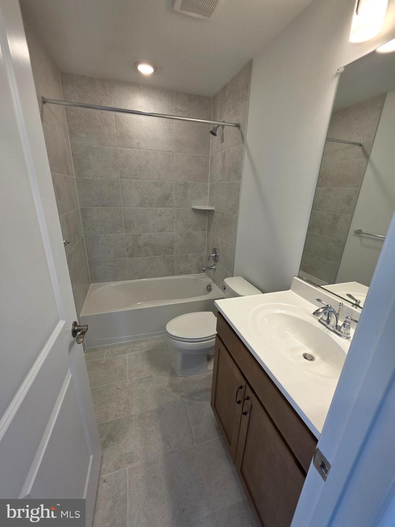 338 Aqua Sq Property Photo 19