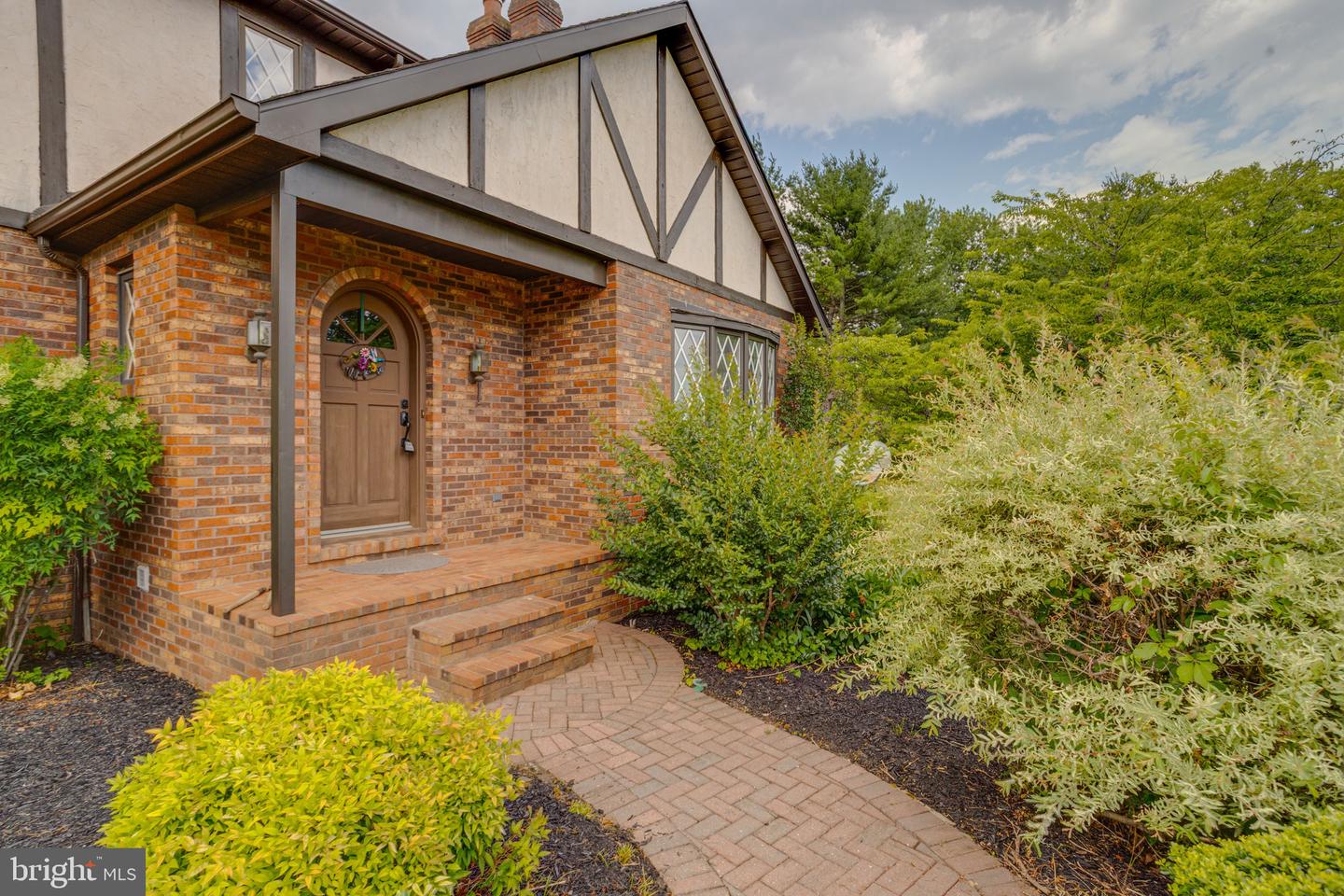 2300 Kings Arms Dr Property Photo 6