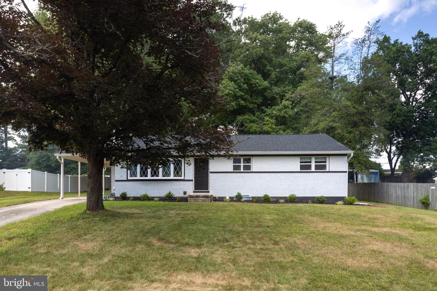 14 Colonial Rd Property Photo 1
