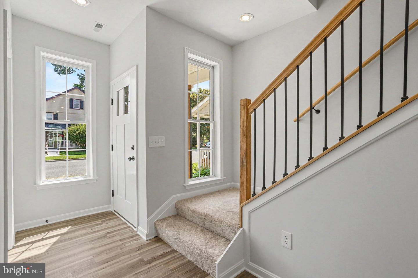 562 Girard St Property Photo 3