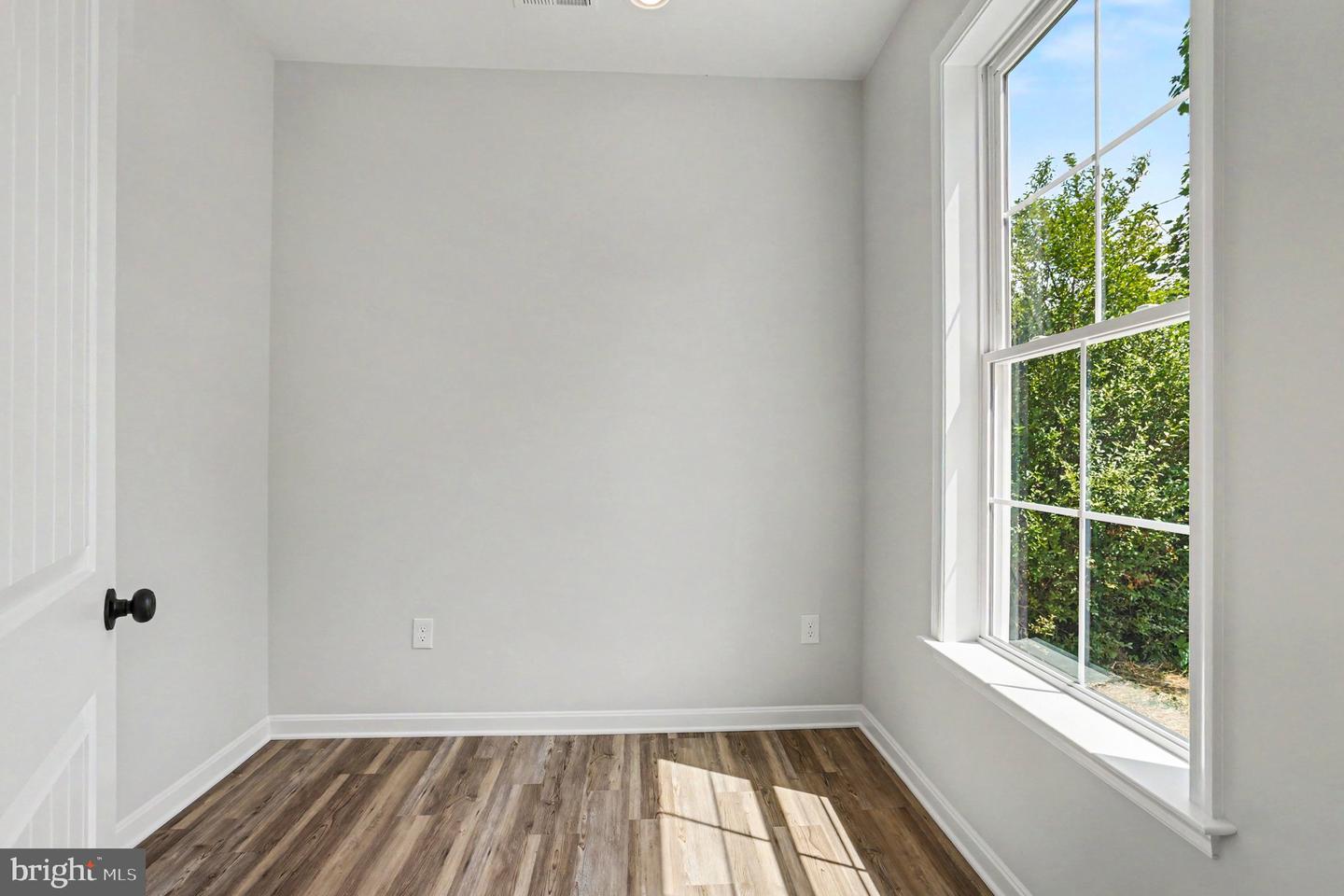 562 Girard St Property Photo 4