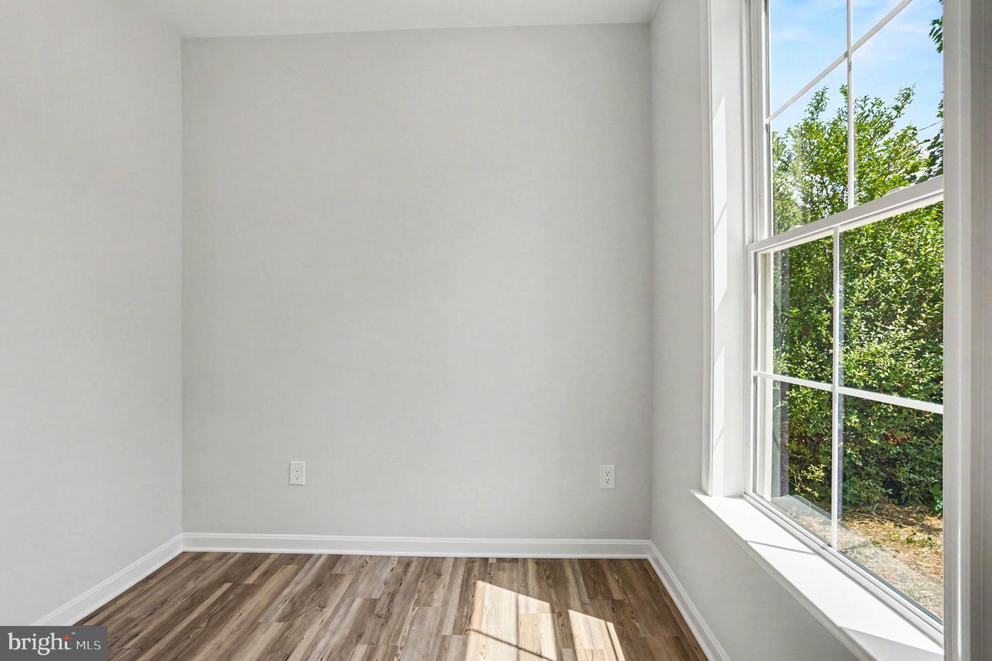 562 Girard St Property Photo 5
