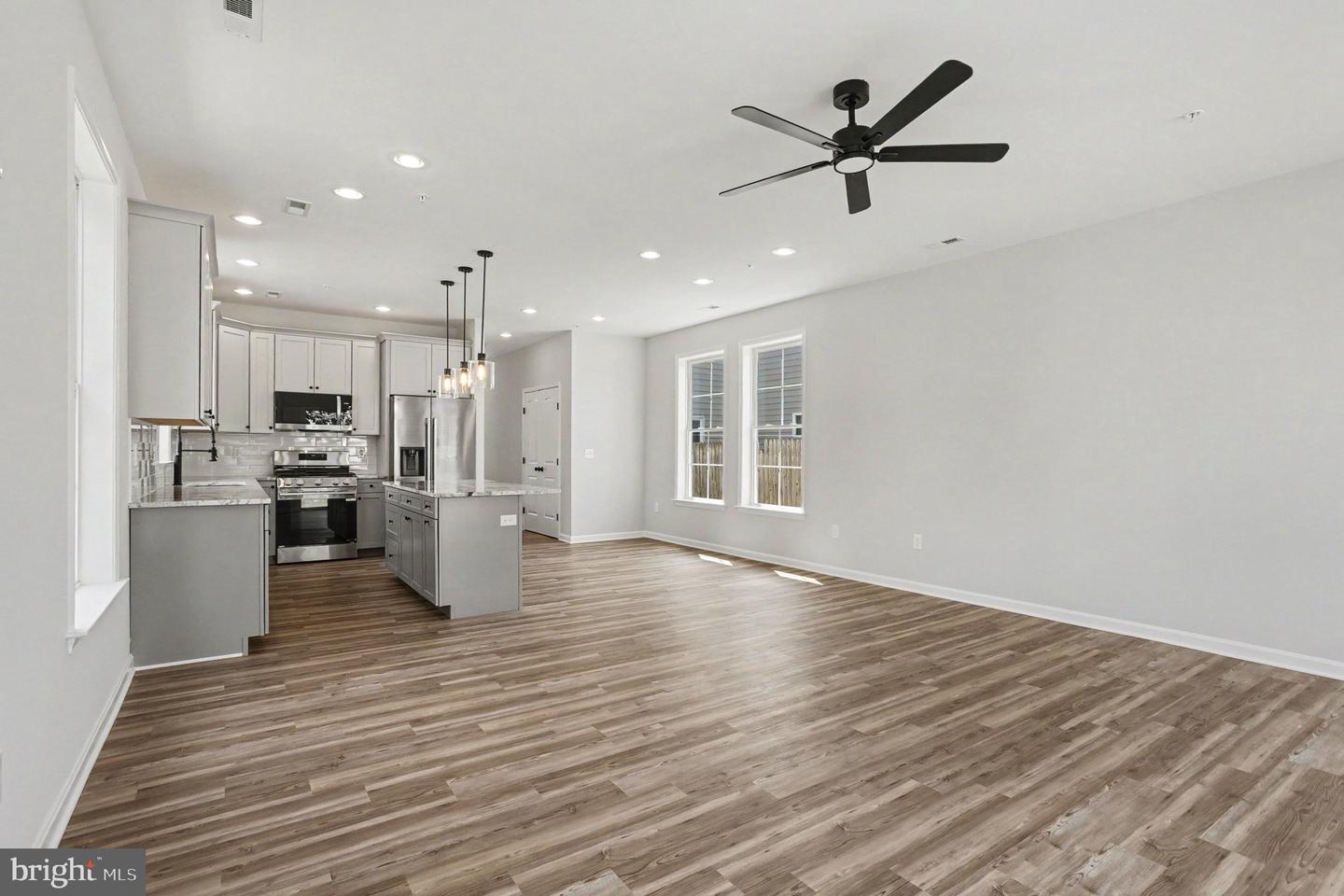 562 Girard St Property Photo 14