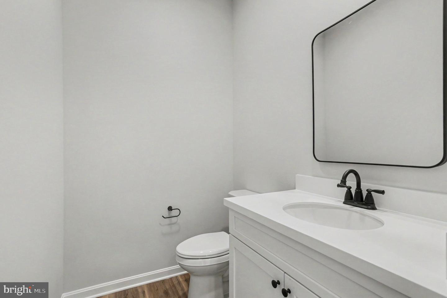 562 Girard St Property Photo 18