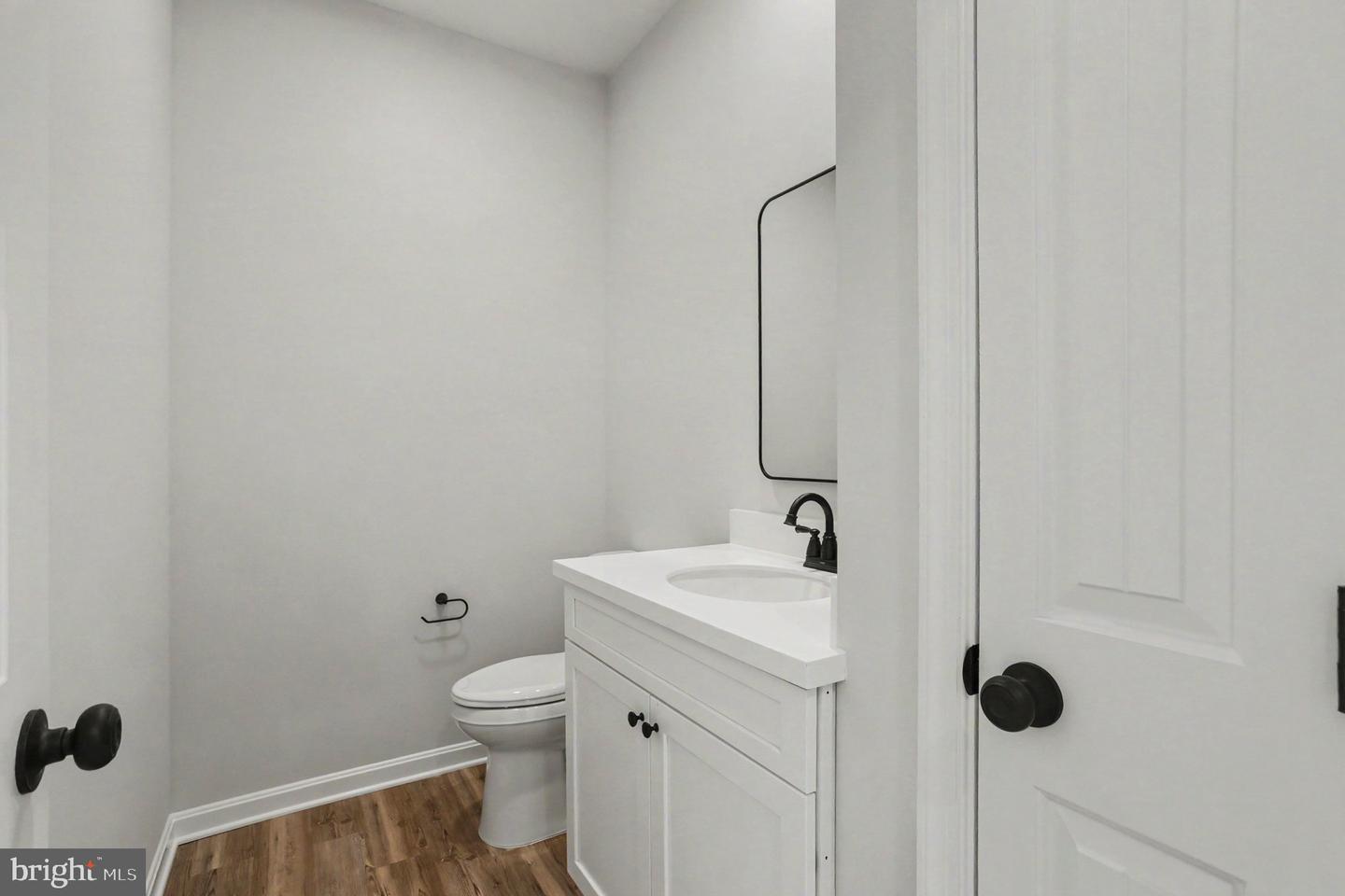 562 Girard St Property Photo 19