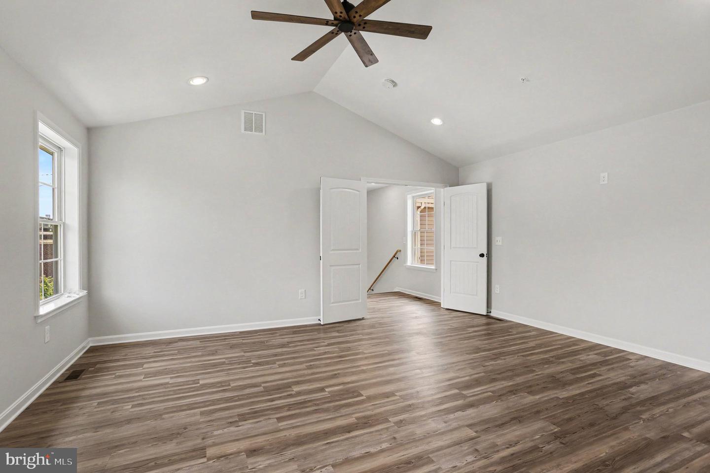 562 Girard St Property Photo 20