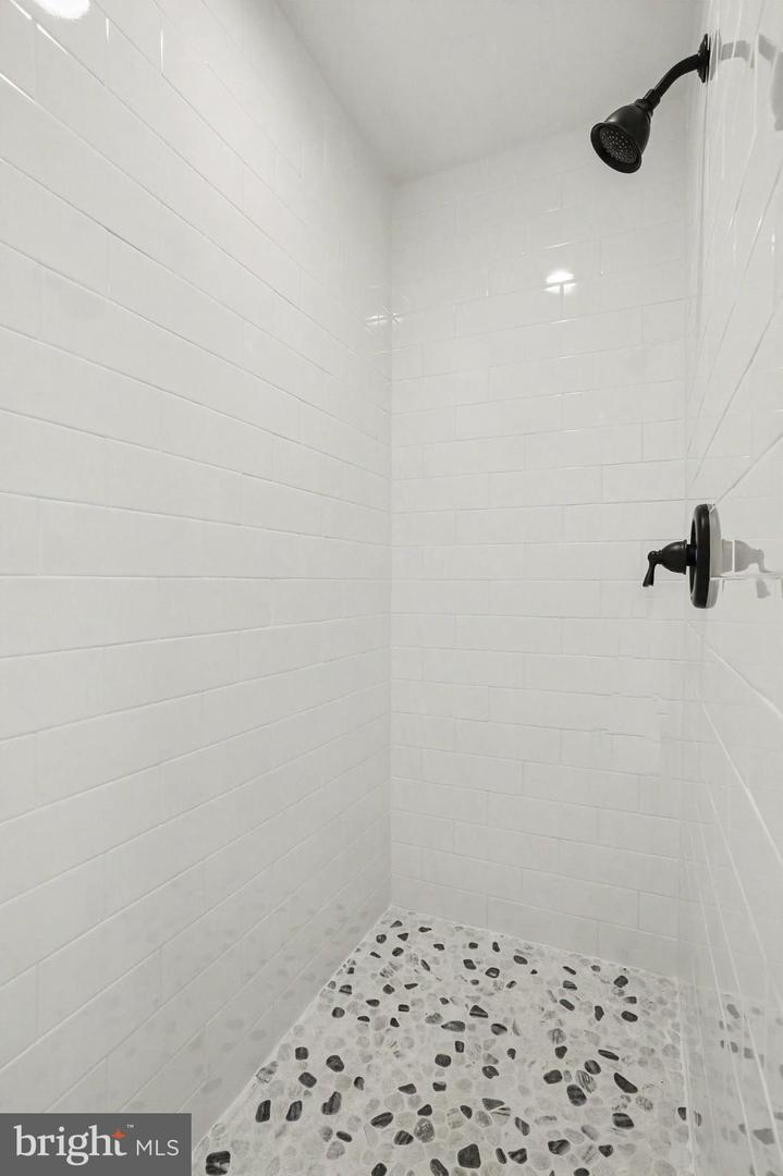 562 Girard St Property Photo 25