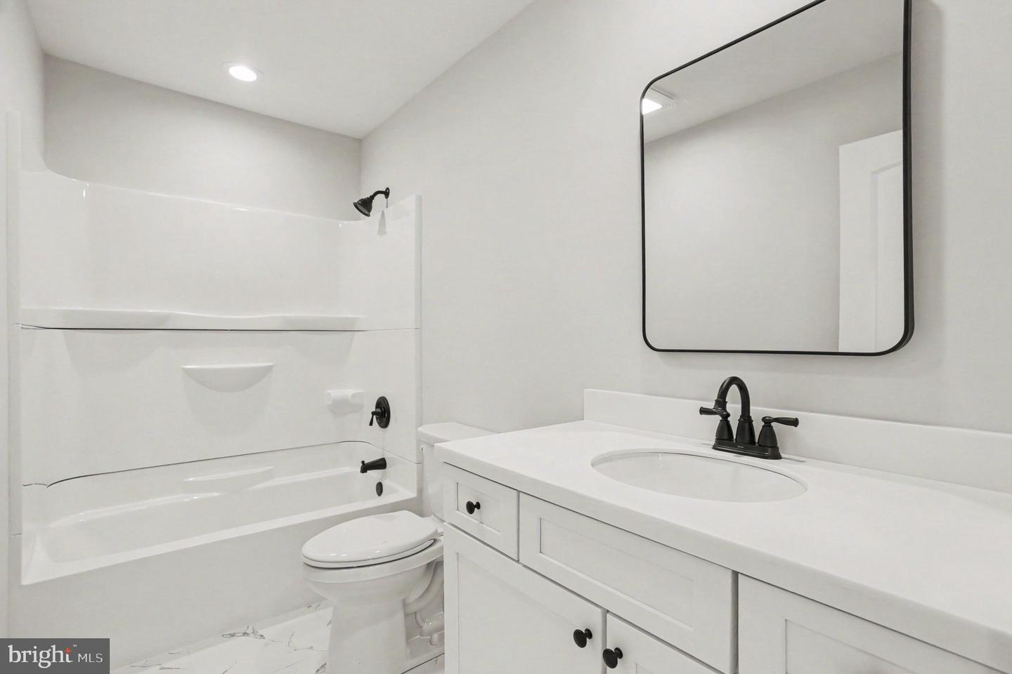562 Girard St Property Photo 28