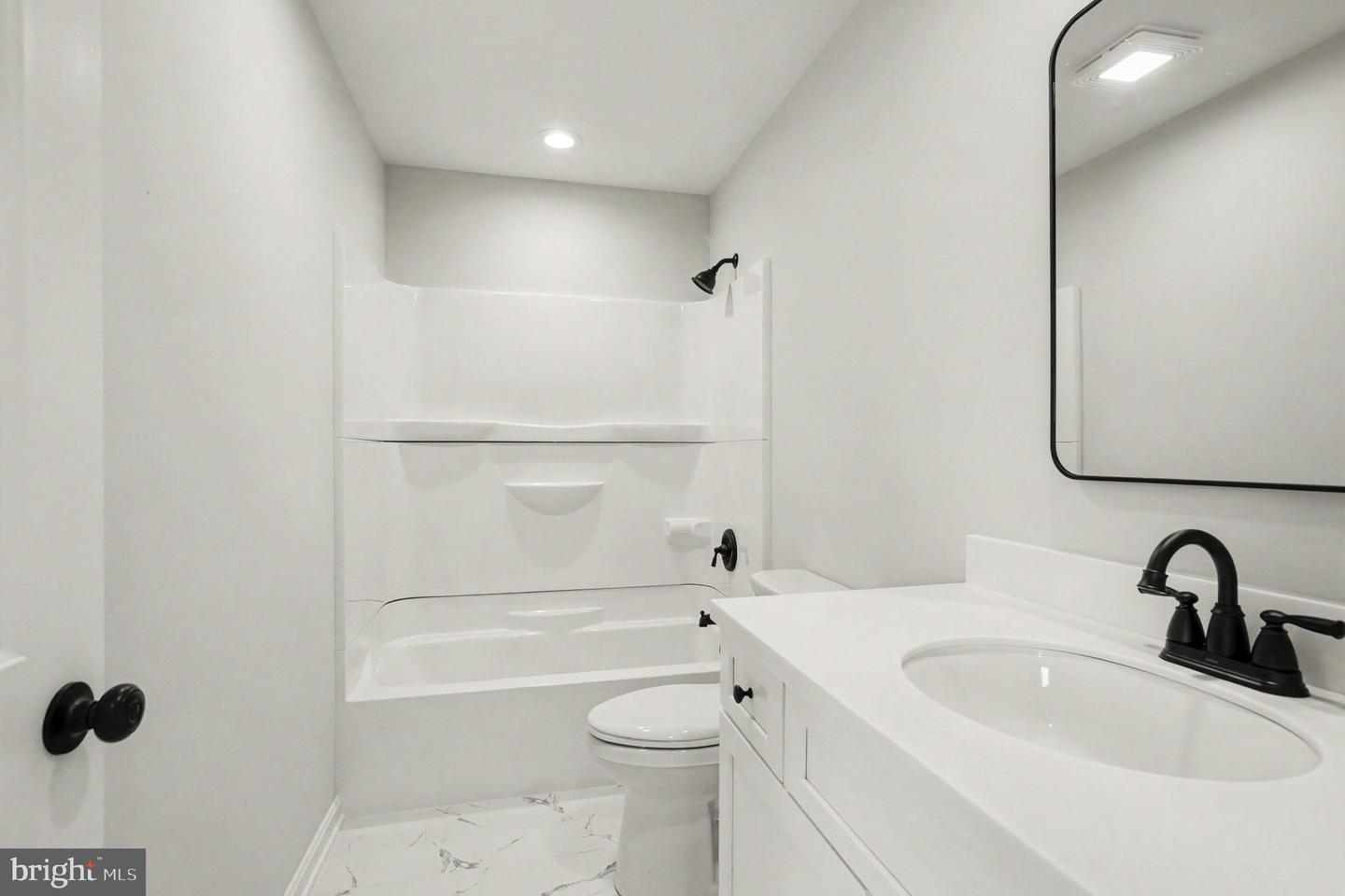 562 Girard St Property Photo 29