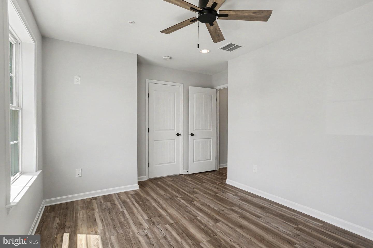 562 Girard St Property Photo 31