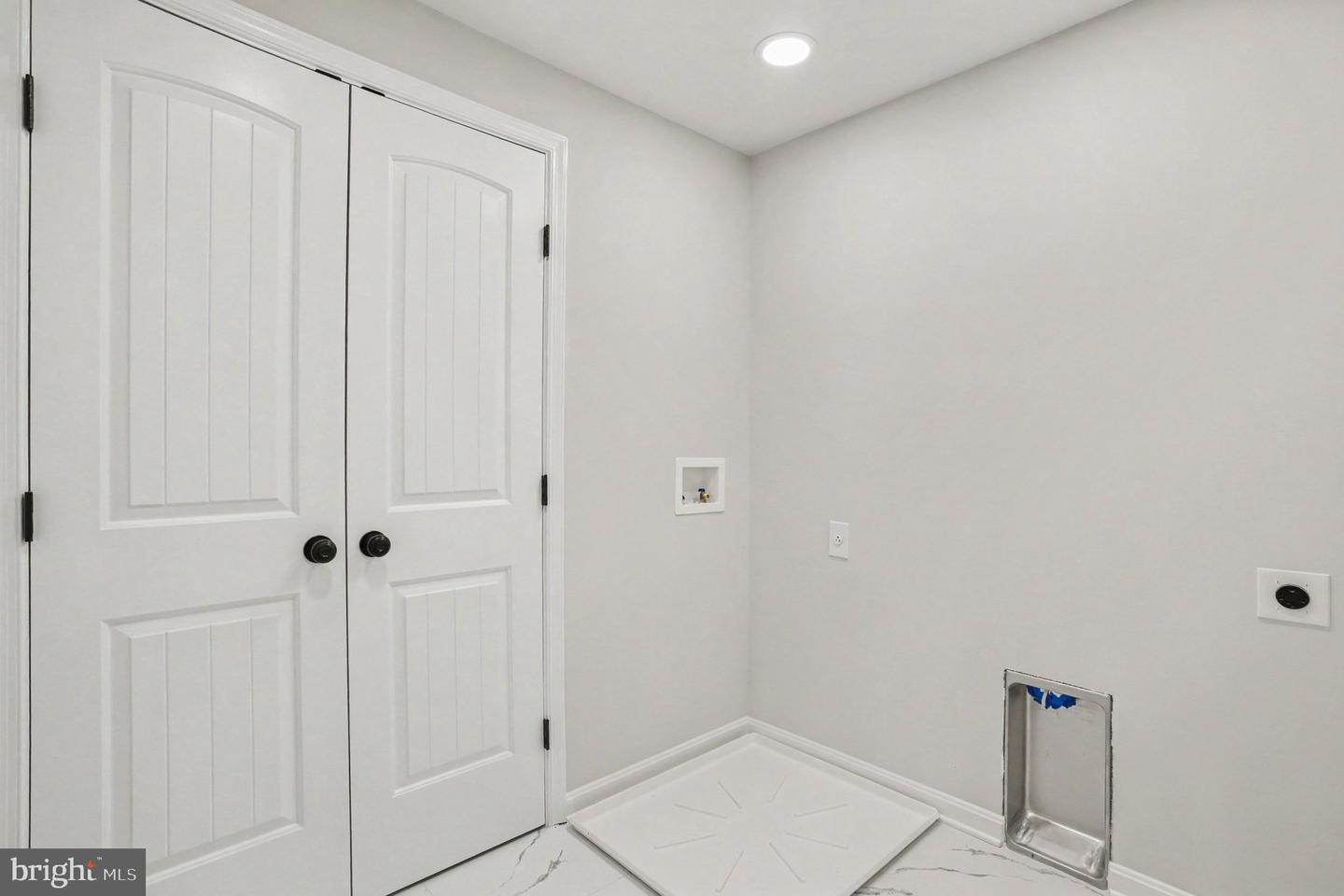 562 Girard St Property Photo 33