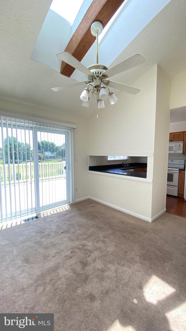 109 Breakwater Ct Property Photo 9