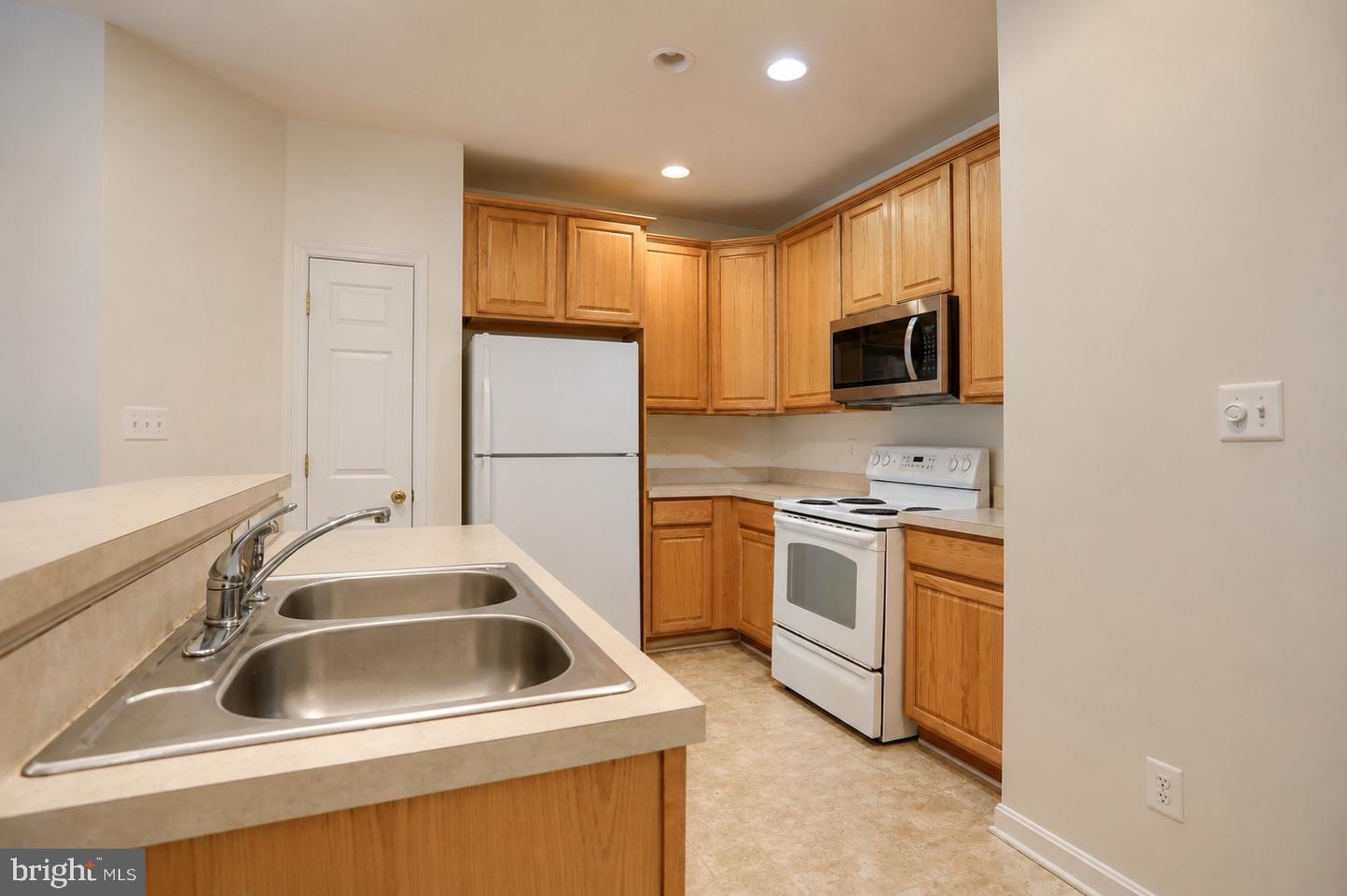 1670 Mohegan Dr #e Property Photo 4