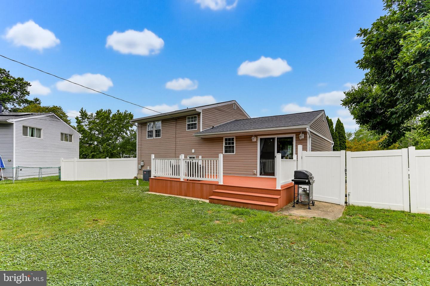 645 Walker St Property Photo 32