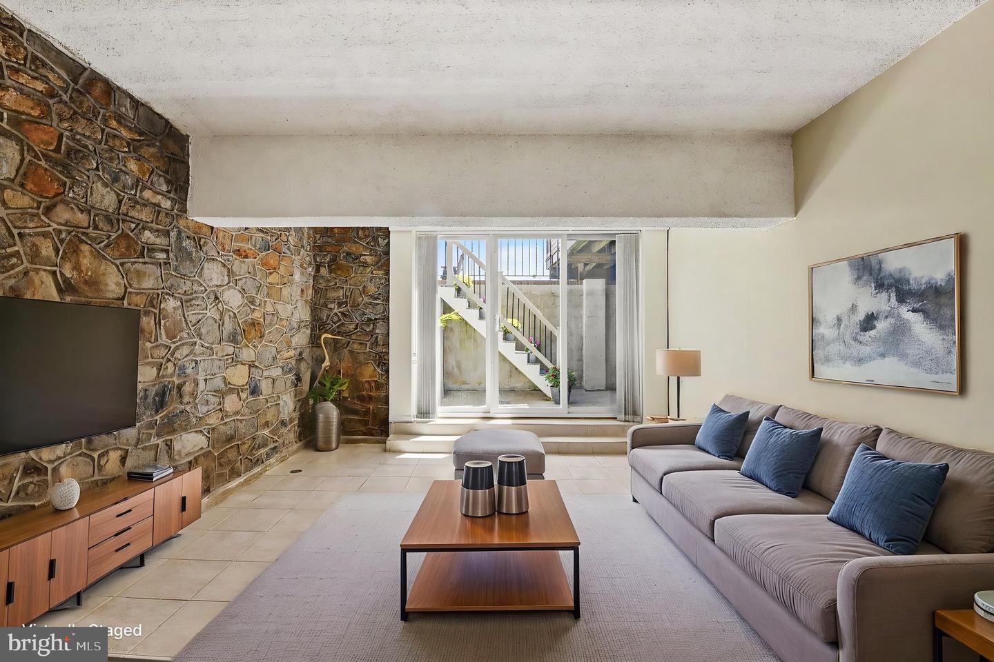 300 Commerce St #c Property Photo 3