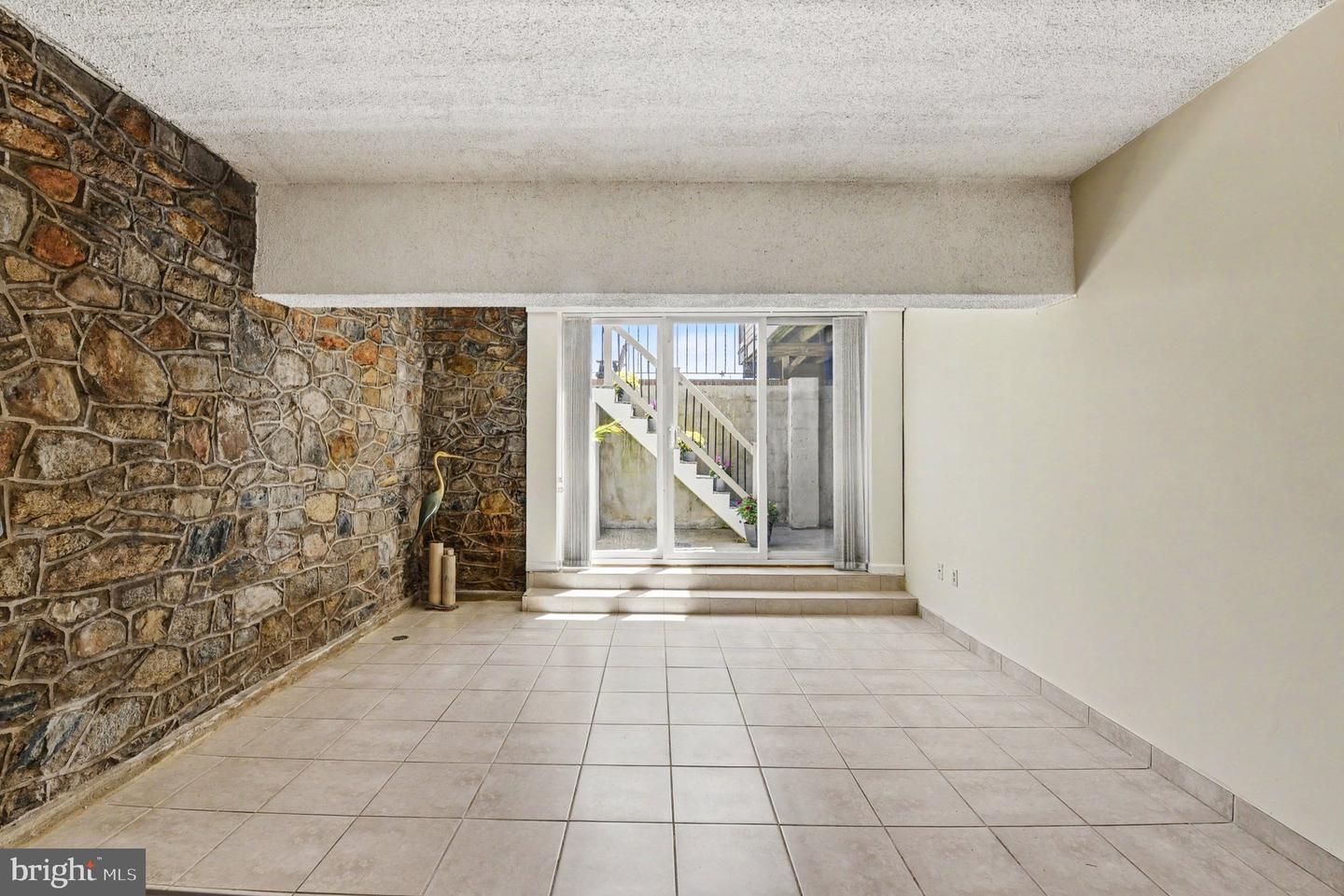 300 Commerce St #c Property Photo 7