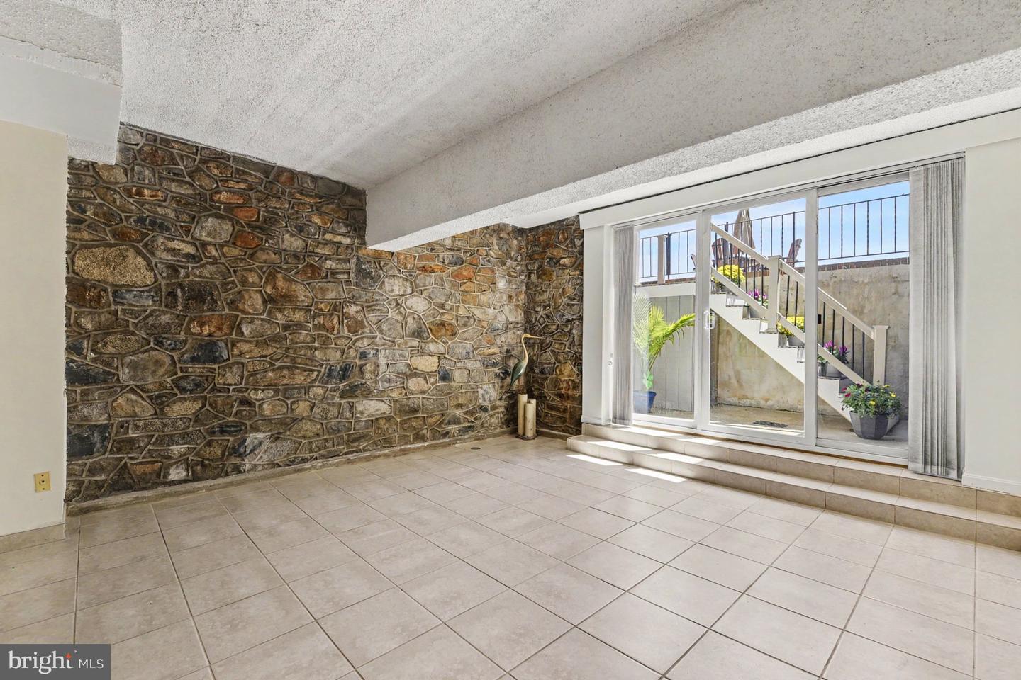 300 Commerce St #c Property Photo 8