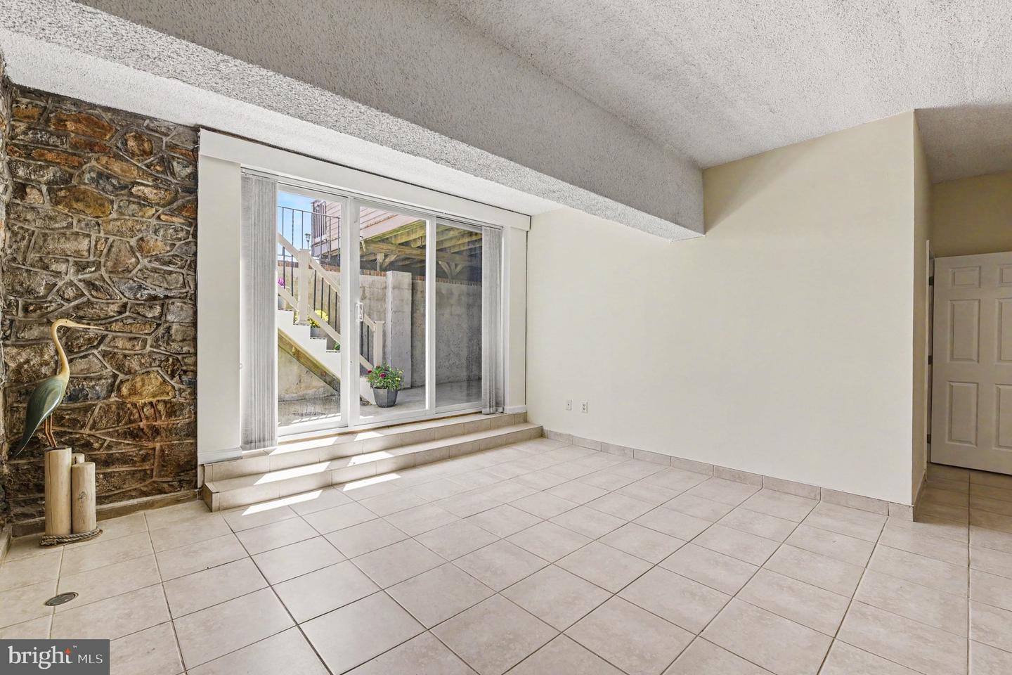 300 Commerce St #c Property Photo 9