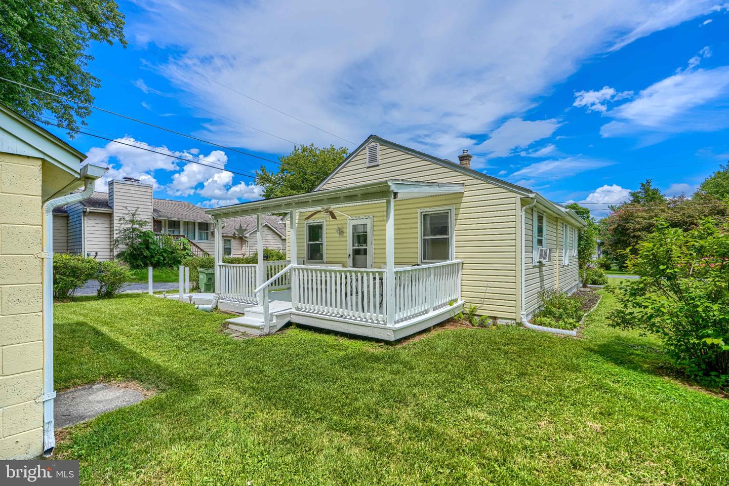 206 Oak St Property Photo 3